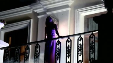 Balkonda duman poz kız