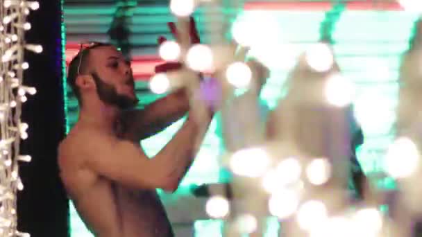 Guy dancing in a nightclub. — Stock Video