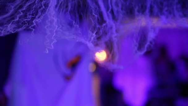 Tejido fantasma decorativo y las telarañas en un club nocturno en las vacaciones de Halloween — Vídeos de Stock