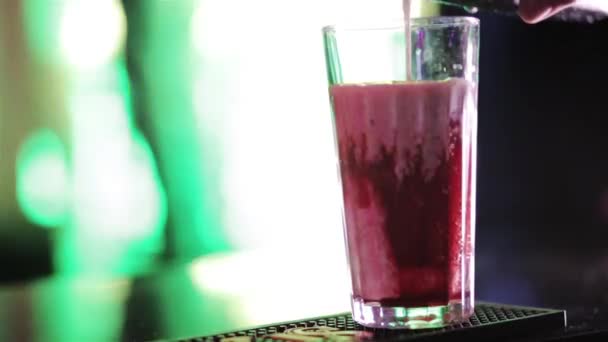 Der Barkeeper gießt in Nachtclub Cocktailglas. — Stockvideo