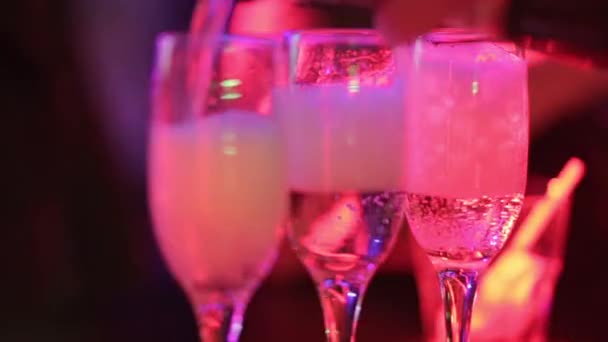 Der Barkeeper gießt in Nachtclub Cocktailglas. — Stockvideo