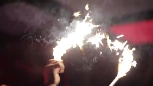 Les gens se tiennent la main feux d'artifice vacances . — Video