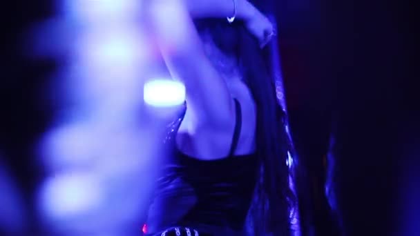 Ragazza che balla in un nightclub . — Video Stock