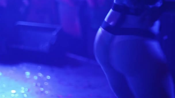 Meisje in sexy outfit dansen op het podium in de buurt van de kolommen — Stockvideo