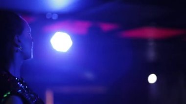 bir gece kulübünde dans kızı.