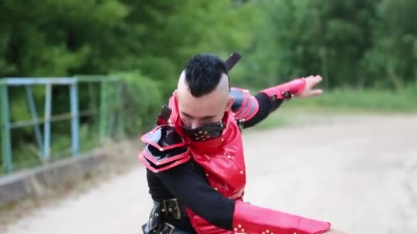 Killen i samurai kostym — Stockvideo