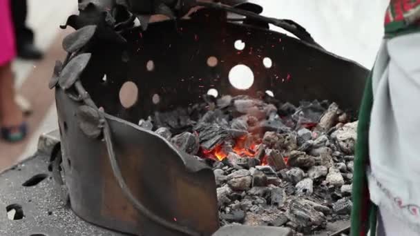 Kováři opravuje uhlí v pánev a obtěžující oheň z podkovy — Stock video