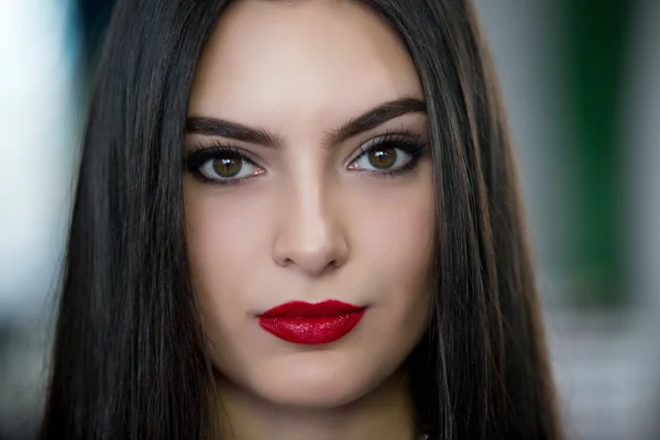 Portret z piękną dziewczyną z czerwona szminka na ustach — Zdjęcie stockowe