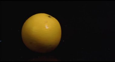 Ağır çekimde yerde portakal iplik