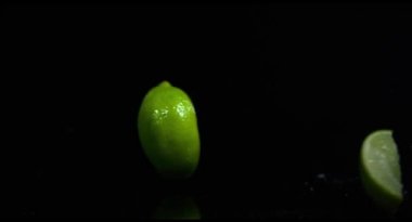 Kireç siyah bir zemin üzerine parçalara böler