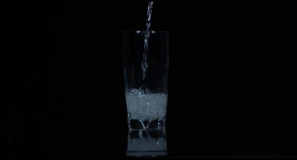 Ett glas mineralvatten i slow motion — Stockvideo