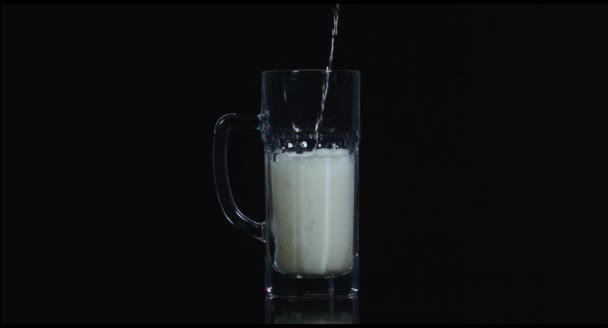 Een glas bier in slow motion — Stockvideo