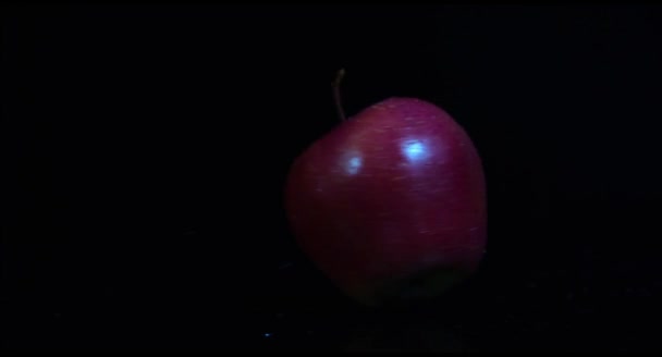扭矩苹果上黑色背景特写 — 图库视频影像