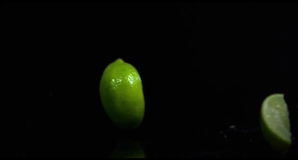 La chaux se divise en segments sur un fond noir — Video