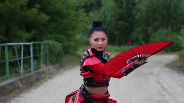Vrouw met een sexy dansen samurai — Stockvideo