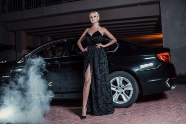 güzel seksi kadın ayakta car yakınındaki poz