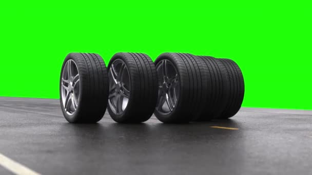 在绿色底座上的湿沥青上滚动的四轮汽车轮圈 — 图库视频影像