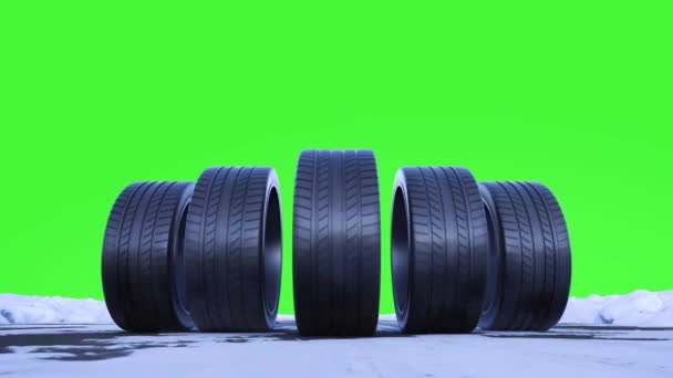 緑の背景に雪の道に4台の車の車輪のドライブをループ — ストック動画