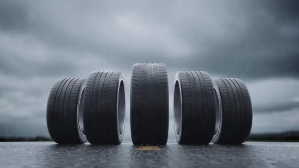 Neumáticos del coche del lazo rodando en asfalto mojado en la lluvia con una tormenta eléctrica — Vídeo de stock