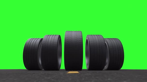 Pneus de voiture en boucle roulant sur l'asphalte en été sur un fond vert — Video