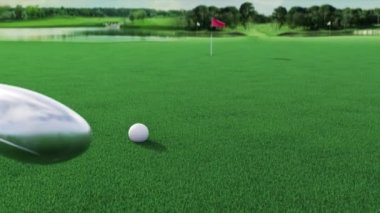 Golf sopasıyla vurulduktan sonra golf topu sahada yuvarlanıyor.