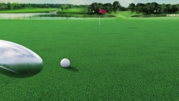 М'яч для гольфу проходить через поле в дірку після того, як його вдарив гольф-клуб — стокове відео