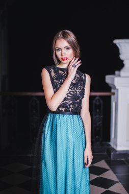 güzel bir kadın kılığında