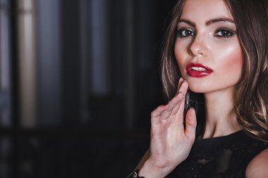 güzel bir kadın kılığında