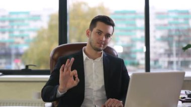 Erkek ceket olumlu duygular içinde