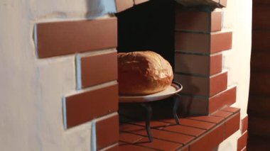 Fırından yeni çıkmış ekmek geliyor