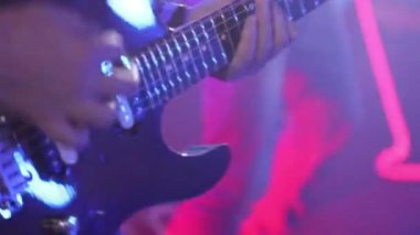 Gitar üzerinde oynama