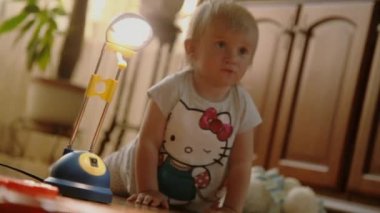 Bir bebek odasında beşik tarafından oynarken