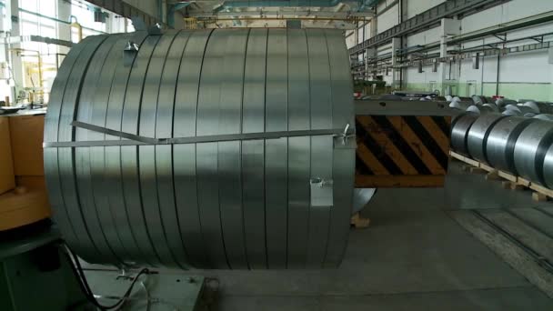 Aluminum sheet uncoils from roll on special machines — Stock Video