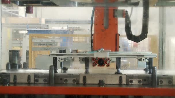 Робототехника работает в производственной линии — стоковое видео