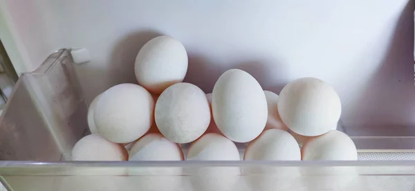 Белые Яйца Полке Холодильнике Много Свежих Яиц Украина 2021 — стоковое фото
