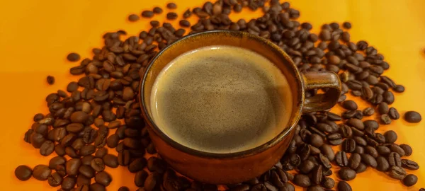 Café Aromático Saboroso Xícara Com Café Grãos Café Fundo Laranja — Fotografia de Stock