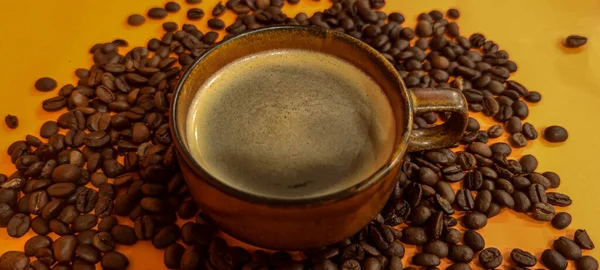 Café Aromático Saboroso Xícara Com Café Grãos Café Fundo Laranja — Fotografia de Stock