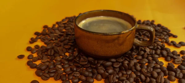 Café Aromático Saboroso Xícara Com Café Grãos Café Fundo Laranja — Fotografia de Stock