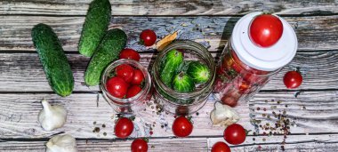 Kış için hazırlıklar. Turşu. Domates ve salatalıkların korunması. Kavanozda salatalık ve domates..