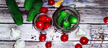 Kış için hazırlıklar. Turşu. Domates ve salatalıkların korunması. Kavanozda salatalık ve domates..