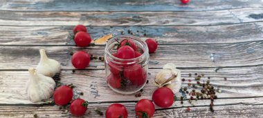 Kış için hazırlıklar. Turşu. Domates ve salatalıkların korunması. Kavanozda salatalık ve domates..