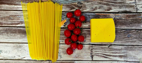 Wooden Background Raw Spaghetti Tomatoes Slice Cheese Ukraine September 2021 — Stock Photo, Image