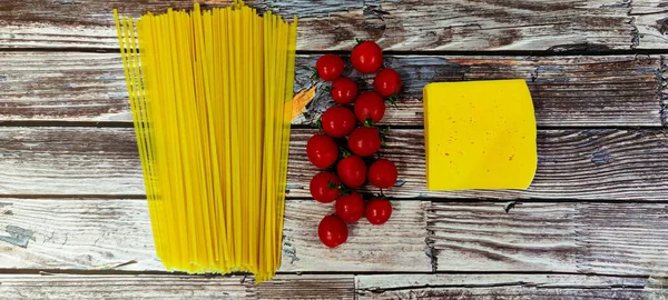 Wooden Background Raw Spaghetti Tomatoes Slice Cheese Ukraine September 2021 — Stock Photo, Image