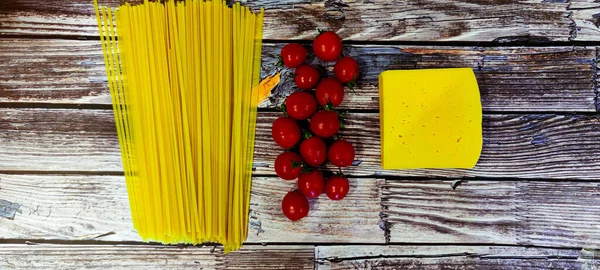 Wooden Background Raw Spaghetti Tomatoes Slice Cheese Ukraine September 2021 — Stock Photo, Image