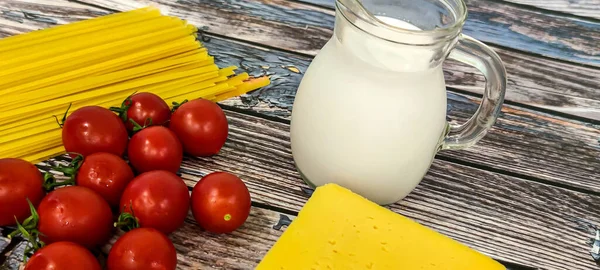 Uno Sfondo Legno Sono Spaghetti Crudi Pomodori Panna Una Fetta — Foto Stock