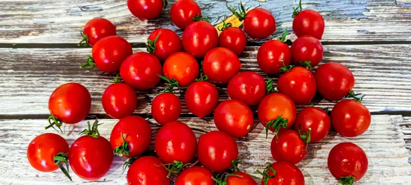 木の背景に生トマトがあります 新鮮な熟したトマト ウクライナ 2021年9月26日 — ストック写真