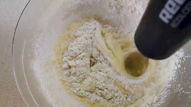 Knæler Dejen Processen Med Lave Lækker Godbid Eller Dessert Ingredienser – Stock-video
