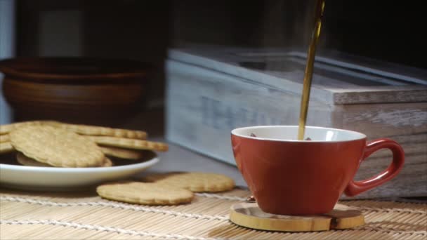 Verter té caliente negro en la taza y el pájaro mariquita corriendo alrededor de la taza — Vídeos de Stock