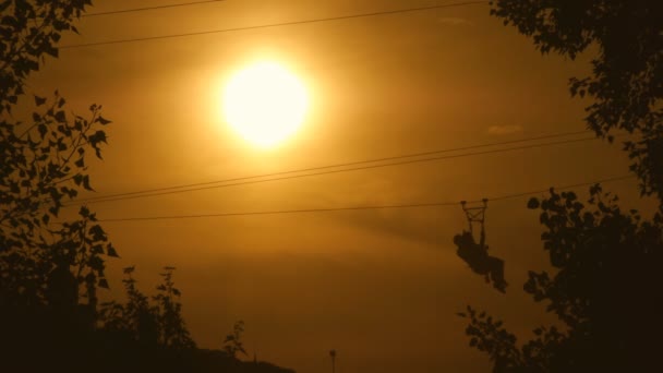 Cuerda descendente al atardecer — Vídeos de Stock