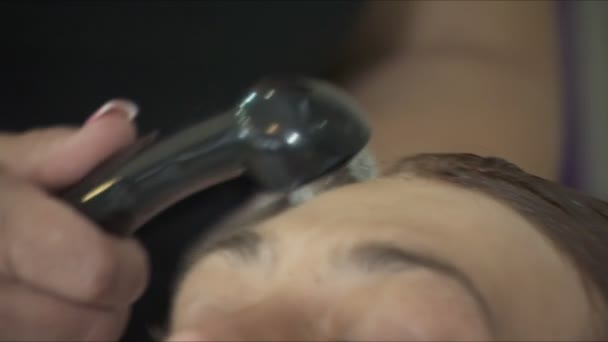 洗衣服的女人头发 2 镜头 — 图库视频影像